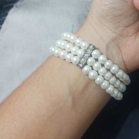 Women Ivory Pearls Elastic Bracelet - Picture 8 of 9